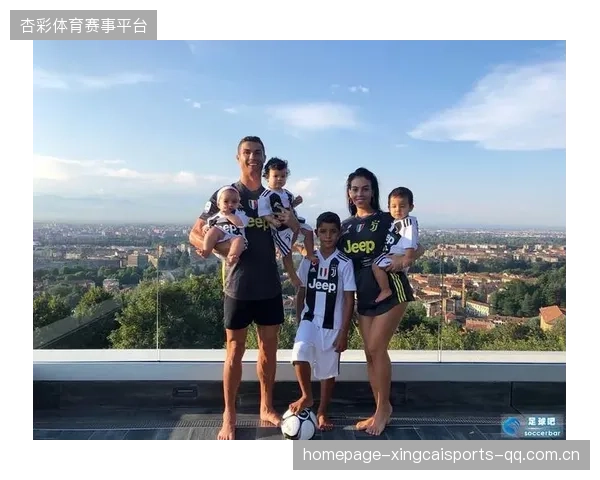 C罗晒全家福，五个孩子再次吸引全网关注——一个足球巨星背后的温馨家庭瞬间